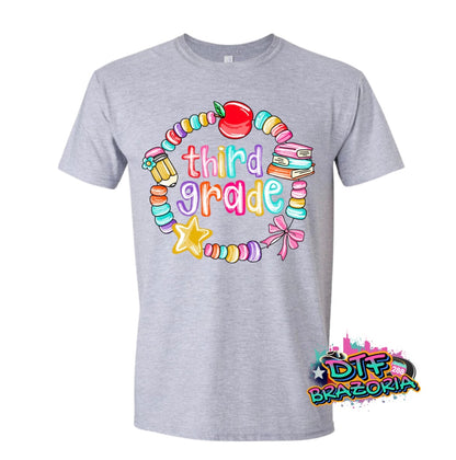 Beaded Bracelet Grade Level Shirt – PreK to 5th Grade Back to School Tee – Gildan Unisex Youth & Teacher T-Shirt